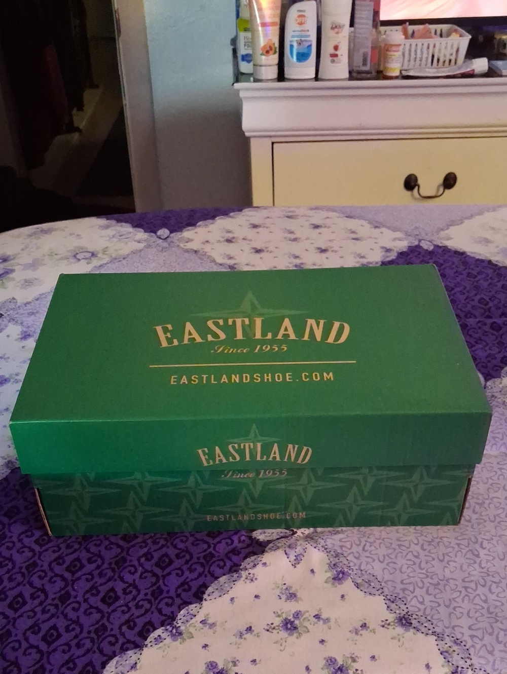 Eastland Green Shoe Box with Gold Logo